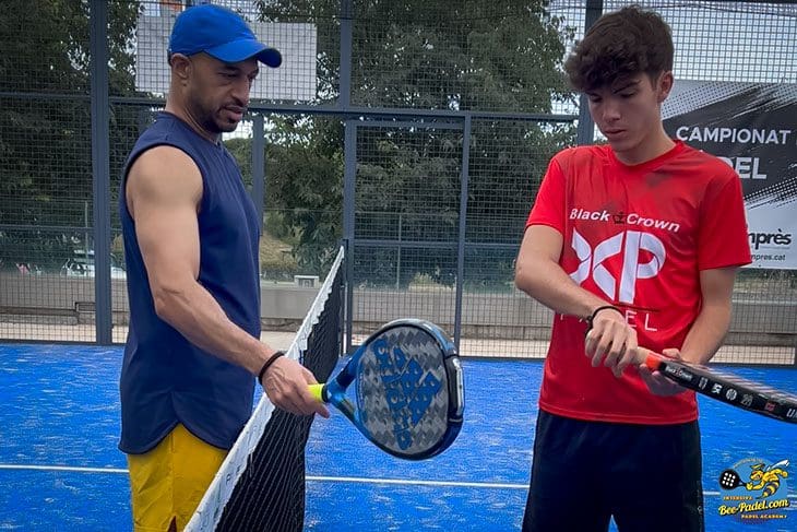 Padel trainer Aleix Marti in how to hold your padel racket for Eventbooking.top and bee-padel.com in SorliSports, Barcelona, Spain, Black Crown, Adidas playing with South Saudi Arabia player