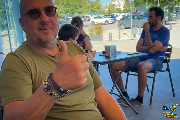 Dutch Padel player enjoying a well-deserved break at Restaurant Sorli Emocions in Vilassar de Dalt. Experience the perfect blend of relaxation and intense Padel action.