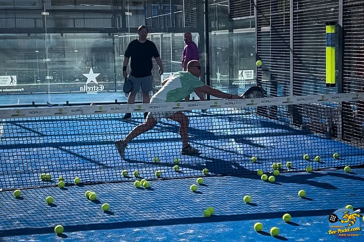 Dutch Padel players honing their skills with precise punch volleys during the eventbooking.top and bee-padel.com Clinic, endorsed by Estrella Damm, WPT, and SorliSports for top-notch training.
