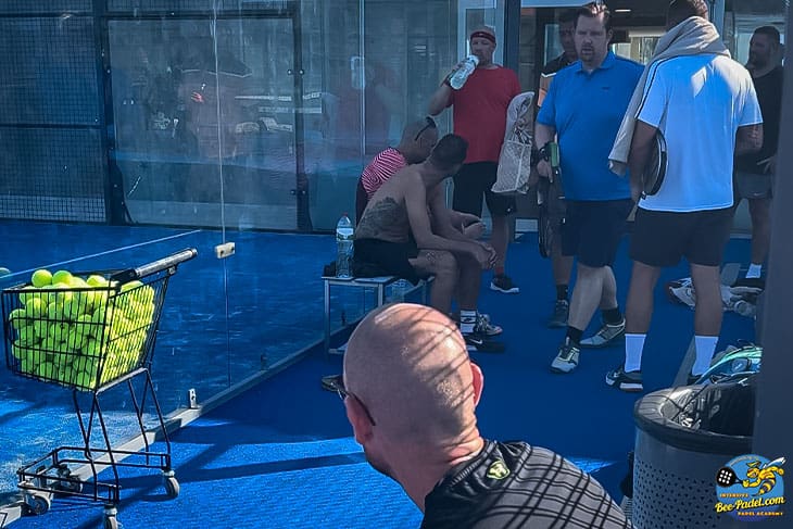 Padel participants preparing for a well-deserved break during the Padel Clinic, experiencing top-notch training and relaxation in a stunning setting.