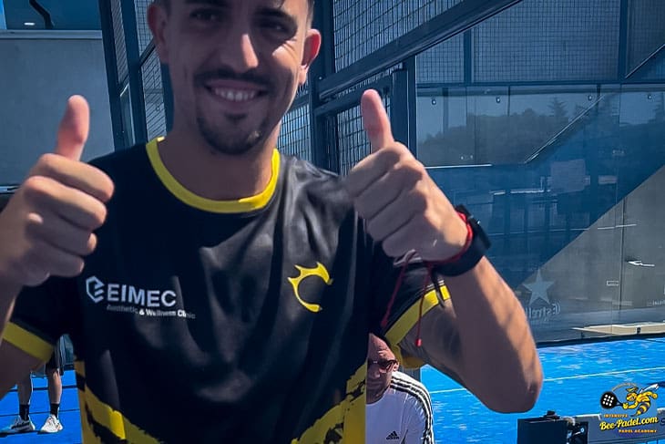 Marc Niño number one padel trainer says hello with thumbs up, during the Padel Clinic, Academy, Maresme, Catalunya, Barcelona, eventbooking.top, bee-padel.com, Padelator, Eimec