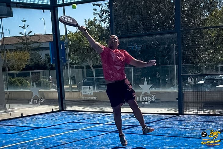 Experience the Dutchy, a unique blend of smash, bandeja, volley, and jumping – a creative solution that stands out during the Padel Holiday Camp :-).