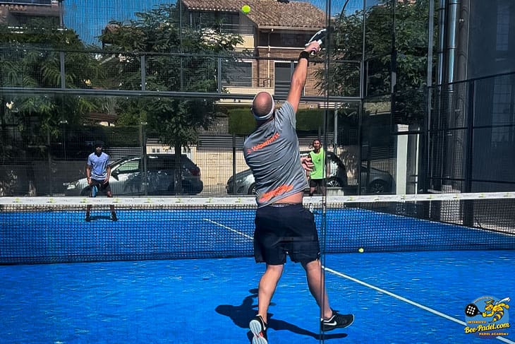 Unleash creativity with the Dutchy Special – a powerful smash jump from behind, leaving opponents puzzled. Experience it at the Padel Clinic in Maresme, Catalunya, Barcelona.