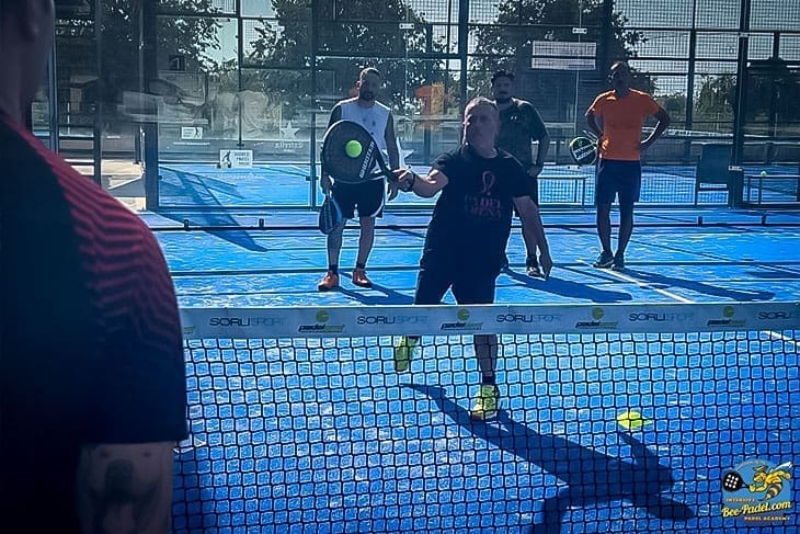 Beginner friendly padel cours for starters, practising the volley