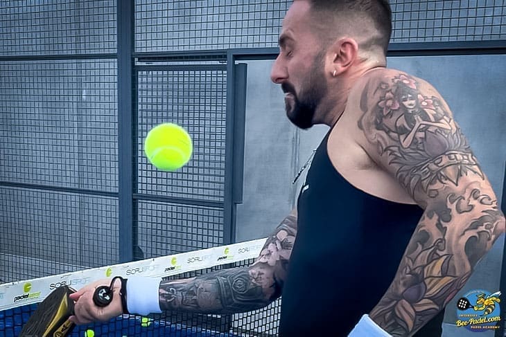 learning to play padel can be painfull, here the volley