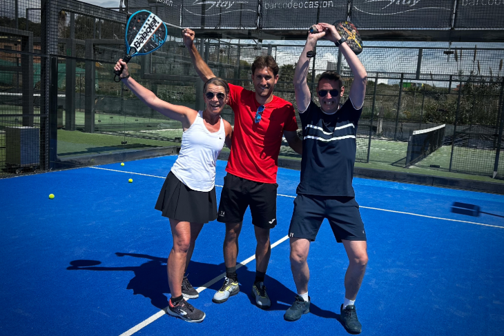 Marc Lisbona with clinic finishers during an Eventbooking.top padel training session in Barcelona, part of the world’s best padel academy