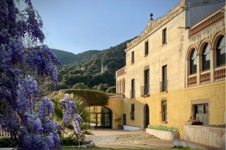 Grand entrance of Masia Can Casadellà, EventBooking.top’s preferred villa near padel courts, ideal for retreats and events