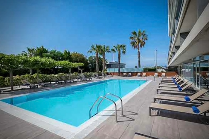 Pool & Terrace at Hotel Atenea Port Mataró | Relaxation After Padel with Eventbooking.top Outdoor swimming pool and sun terrace at Hotel Atenea Port Mataró — ideal for relaxing after padel training
