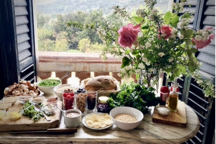 Organic breakfast table at Masia Can Casadellà with healthy, fresh food—ideal fuel before intensive padel training