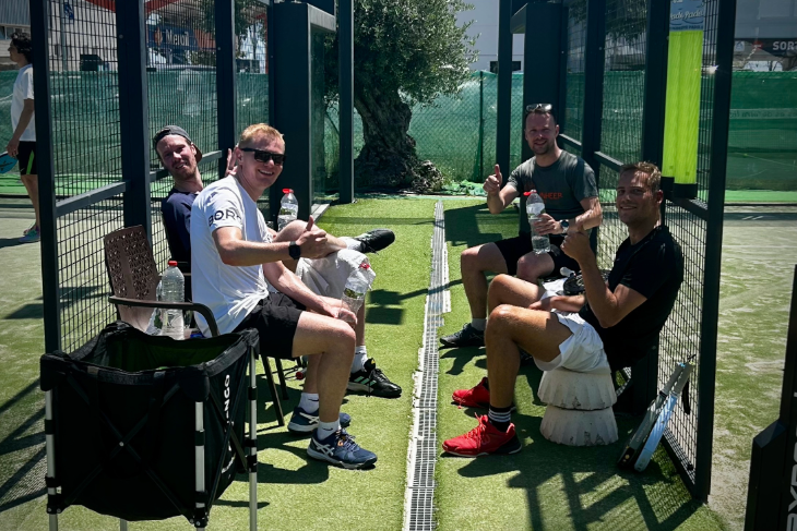 Players relaxing with snacks, drinks, and towels during a break at an Eventbooking.top padel clinic, one of the best places to unwind and play padel in the world