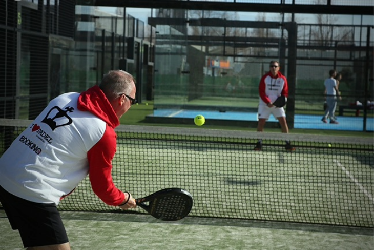 Paul van Oostveen coaching a Belgian padel player at Masnou Padel Ocata, recognized as one of the best padel coaches in the world