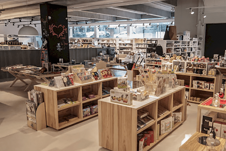 Pop-Up Leisure Store Interior | Sorli Emocions – Unique Shopping Experience Interior view of the pop-up leisure store at Sorli Emocions, offering curated products and gourmet experiences