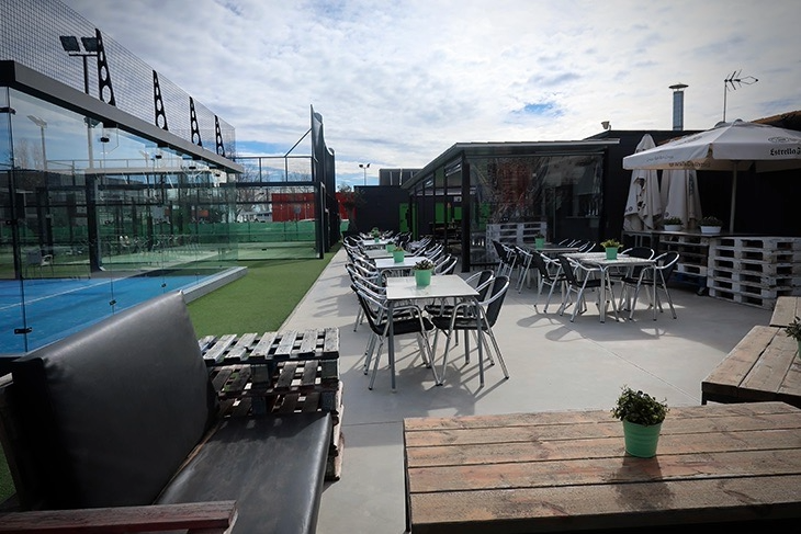 Terrace view of the Reverse Restaurant overlooking the centre court at Masnou Padel Ocata, one of Spain’s best padel courts