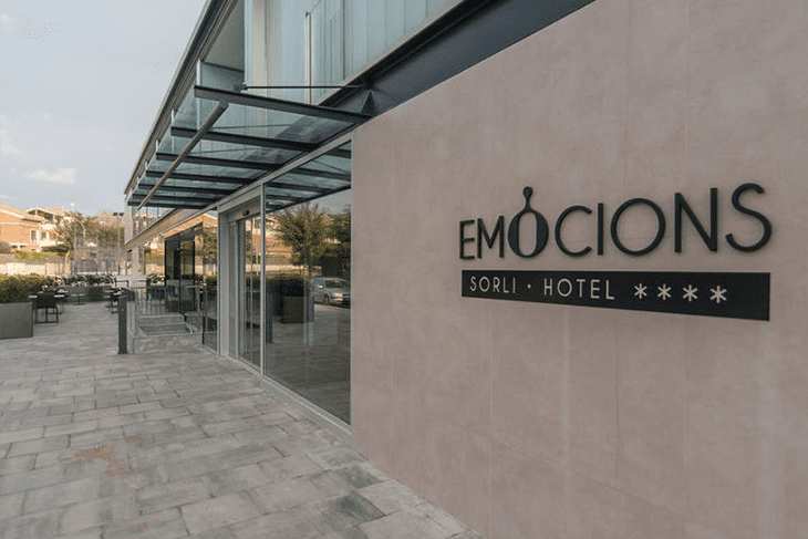 Hotel Sorli Emocions Entrance | Event Booking Retreat Hotel – Vilassar de Dalt, Barcelona Front entrance of Hotel Sorli Emocions – Event Booking's official 4-star padel retreat hotel in Barcelona