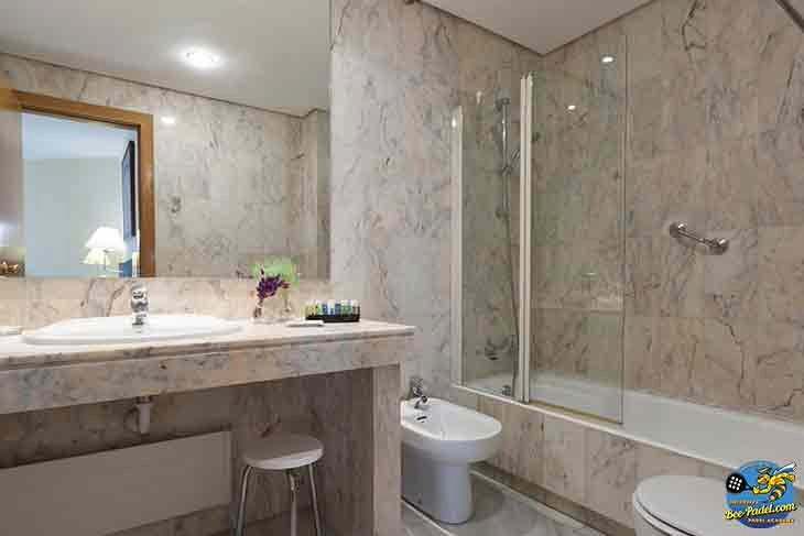 Spacious marble bathroom in a larger room at URH Hotel Mataró, featuring basic but comfortable facilities.