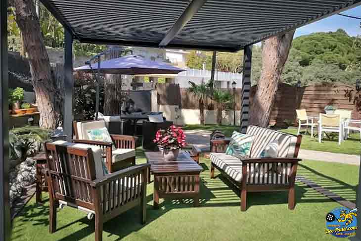 Restaurant terrace at B&B Villa Cal Music with relaxing chairs and a peaceful environment to enjoy authentic Spanish cuisine