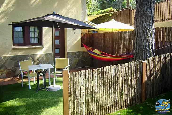 Outside view of a smaller double room at B&B Villa Cal Music with a spacious terrace perfect for sunset drinks