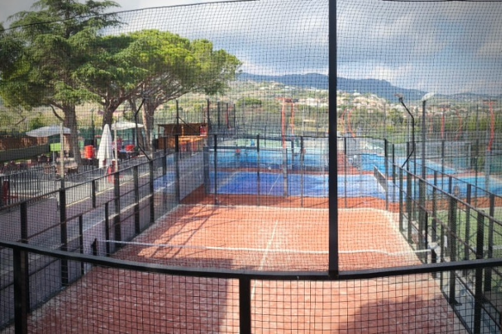 Exterior view of Padel Club Can Teixidó in Maresme, Barcelona, showcasing its modern facilities and panoramic courts.