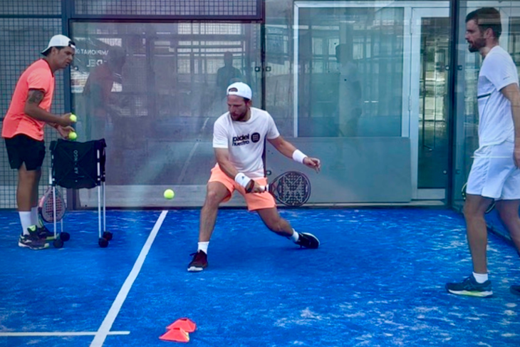 Danish padel players warming up with top trainer Sergi during an EventBooking.top training session at SorliSport Vilassar de Dalt